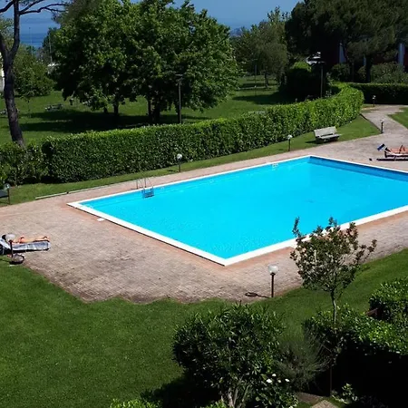 Con Piscina Il Glicine Sul Garda